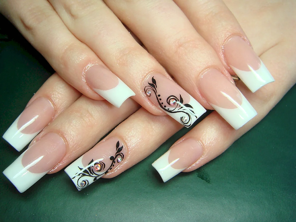 Нарощенные ногти френч с рисунком