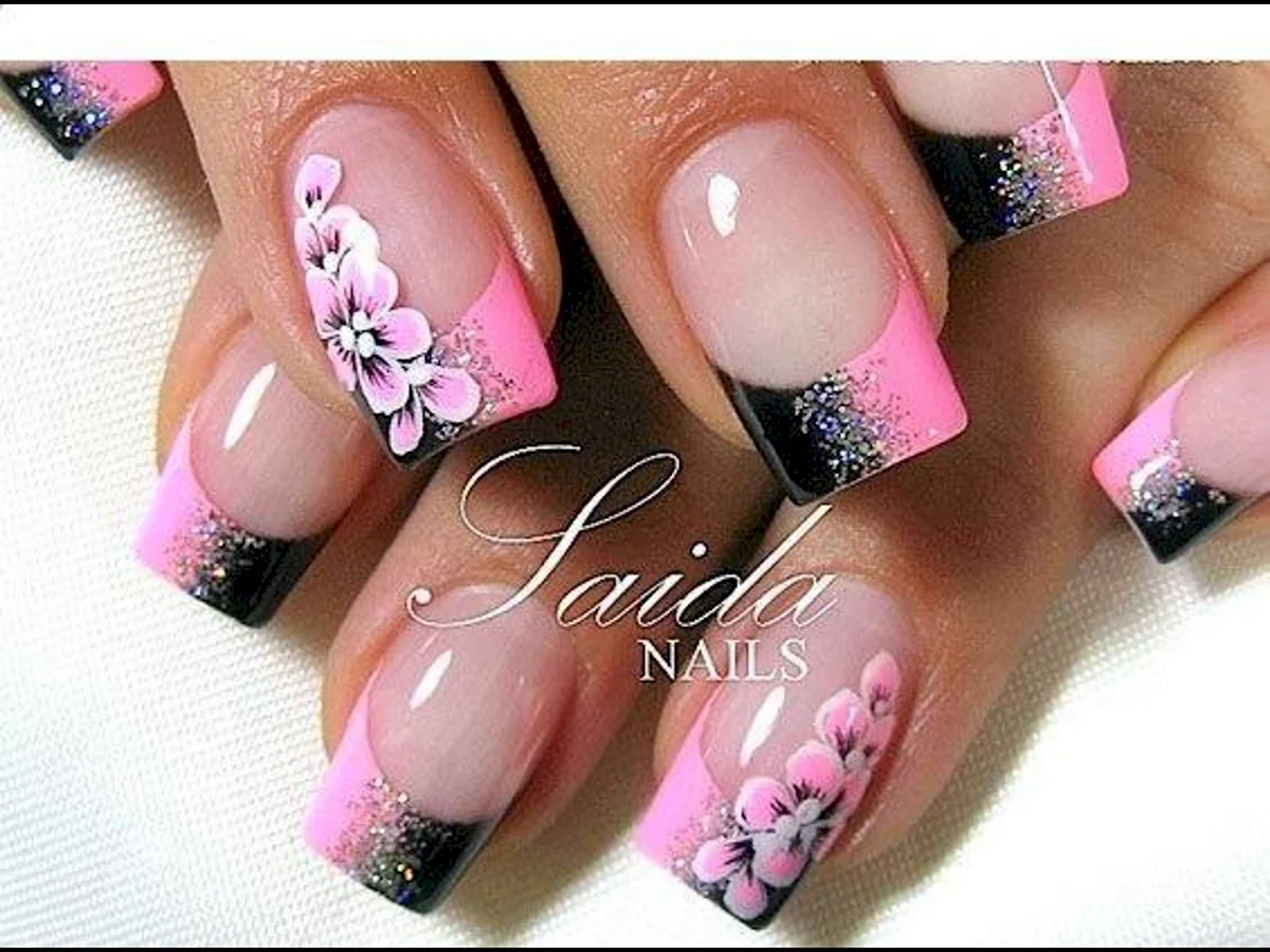 Цветочный розовый френч на квадратных ногтях