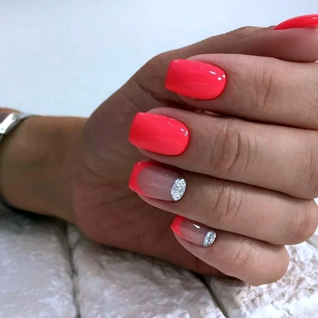 Маникюркаралловый с белым