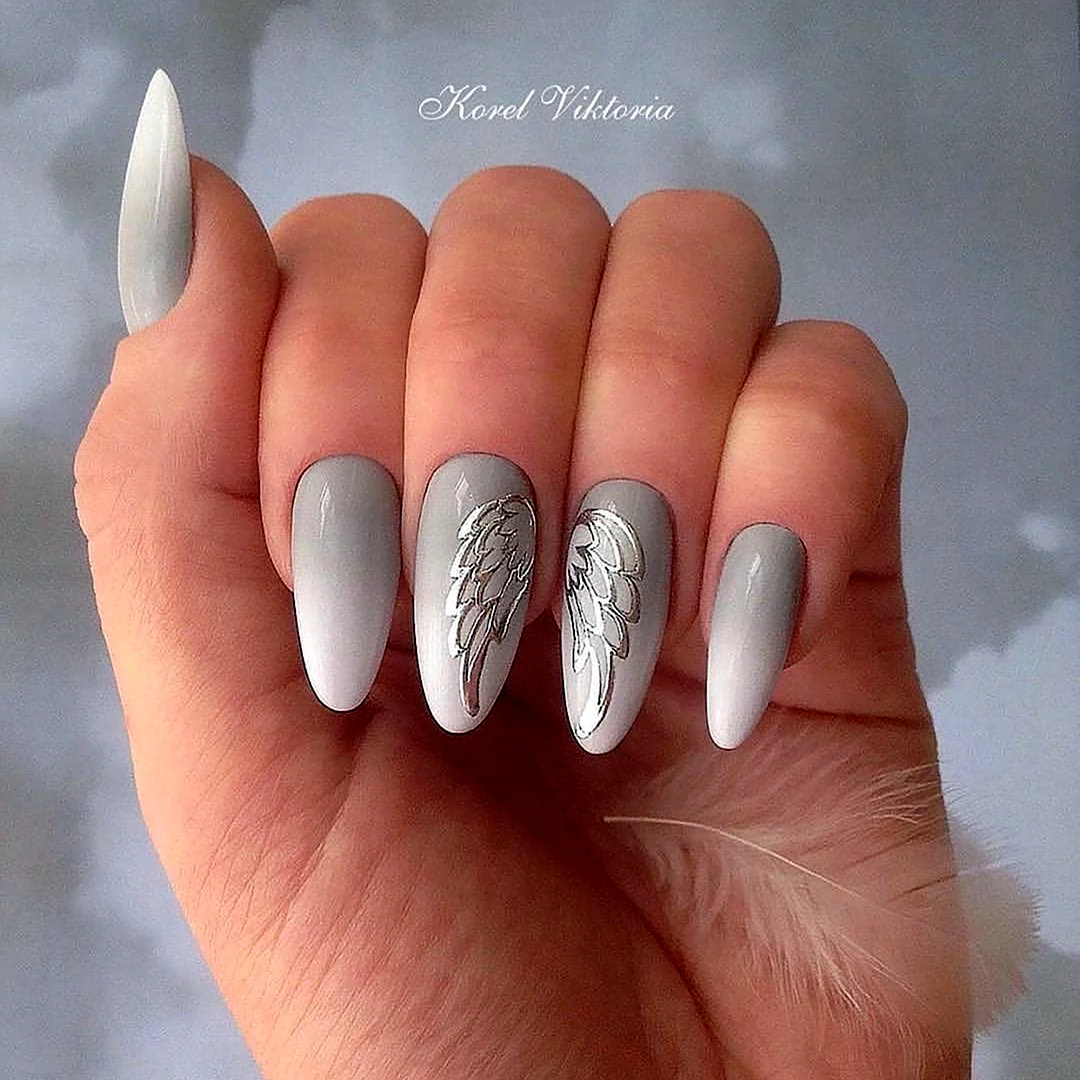 Серые ногти маникюр миндаль