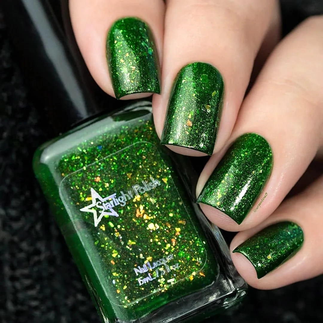 Маникюр зелёный с блестками