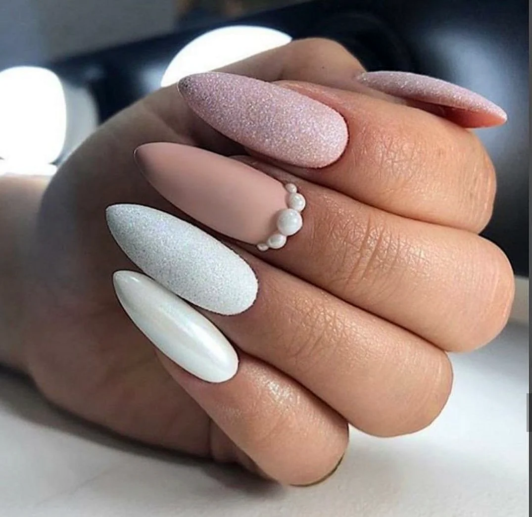 Нюдовый маникюр 2023 миндаль