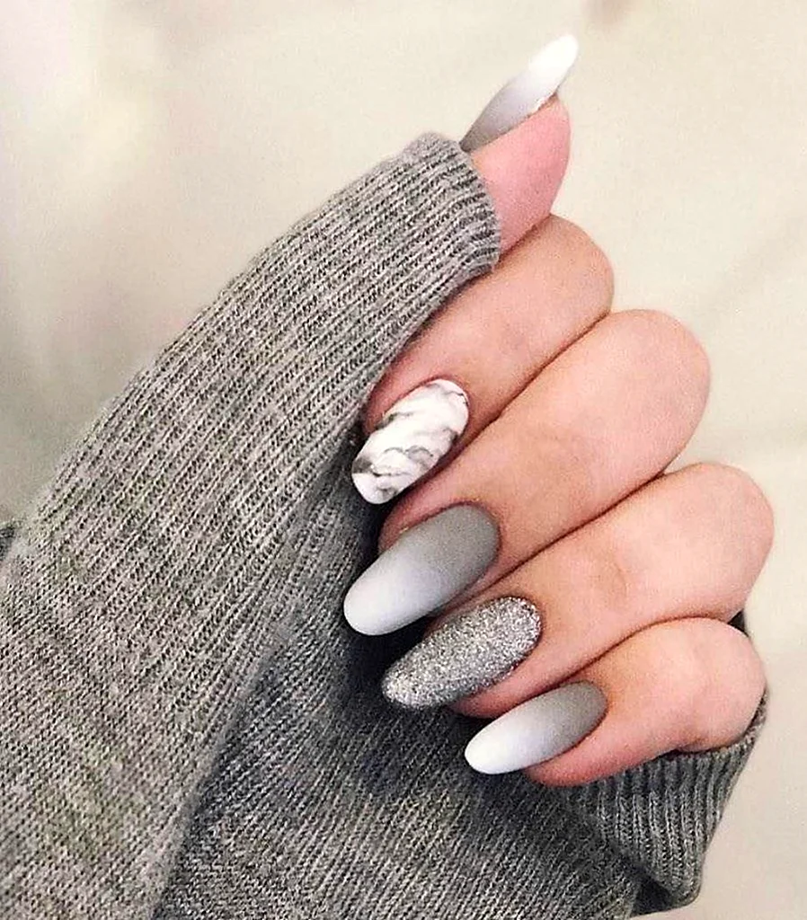 Маникюр миндаль градиент серый