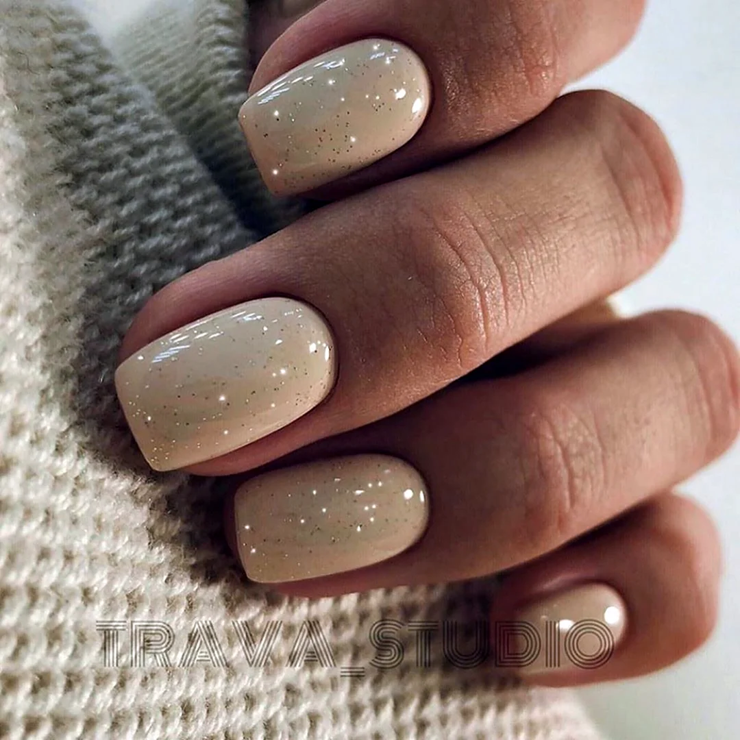 Бежевый маникюр