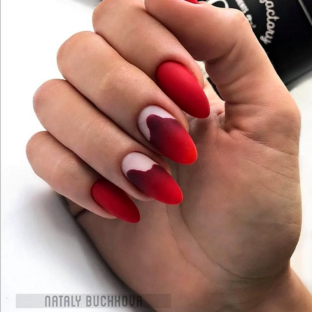 Красный матовый маникюр миндаль