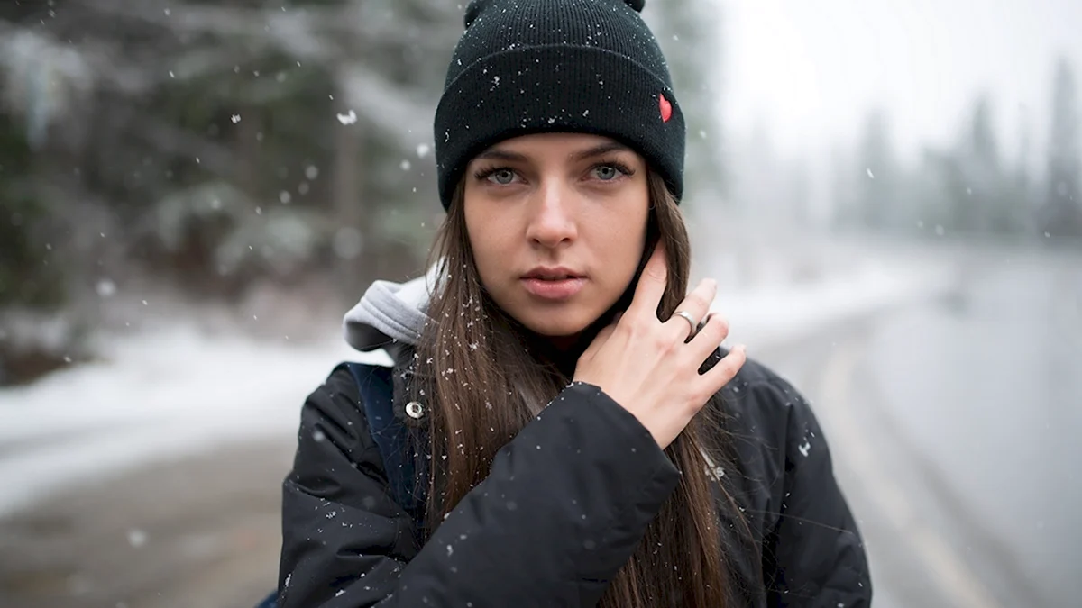 Девушка в снегу