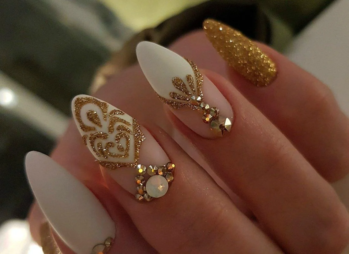 Маникюр с золотом 2022 миндаль