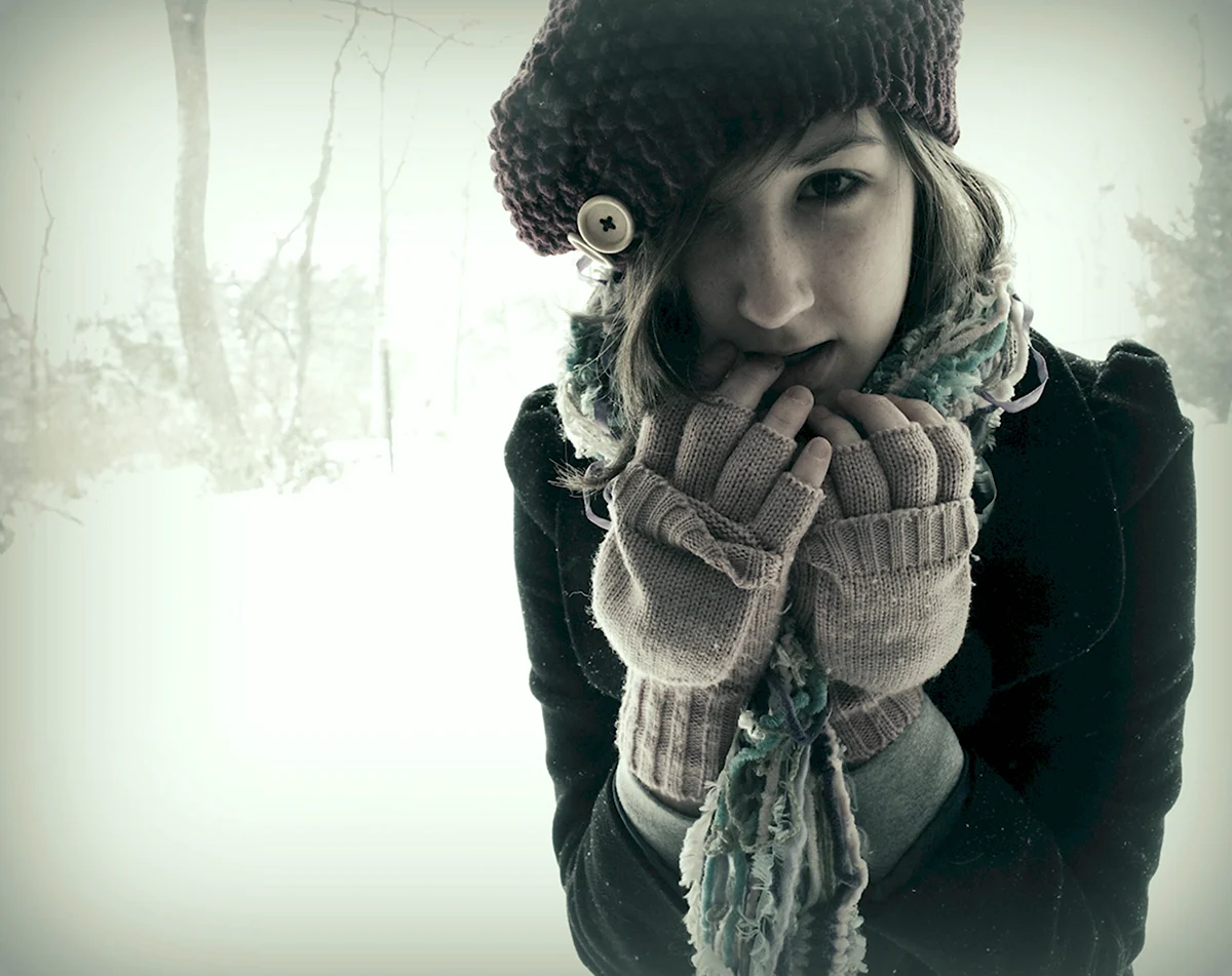 Девушка в варежках