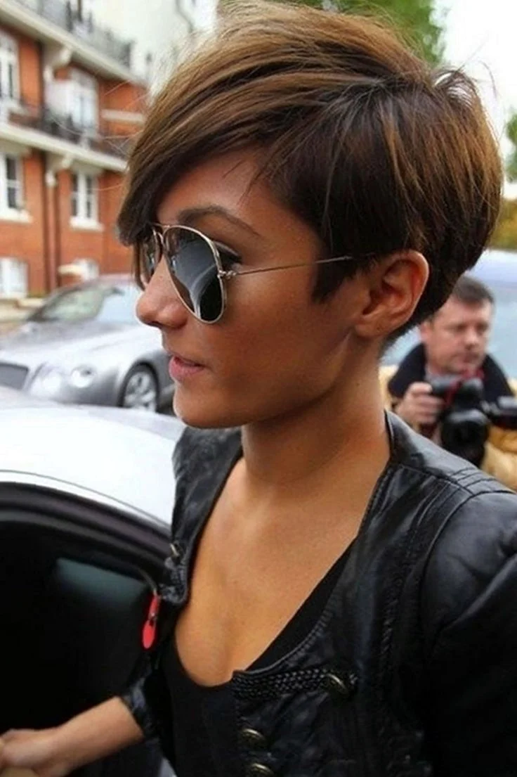 Короткая стрижка с удлиненной челкой женская