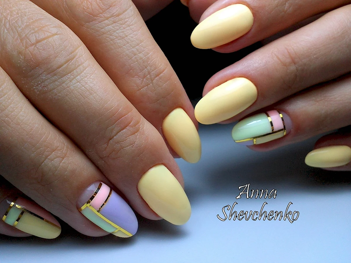 Нежно желтый маникюр миндаль