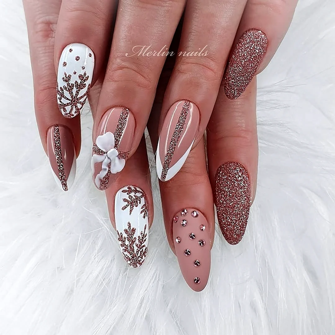 Новогодний маникюр миндаль