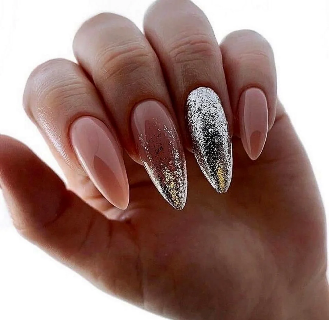 Нюдовый маникюр 2022 с блестками