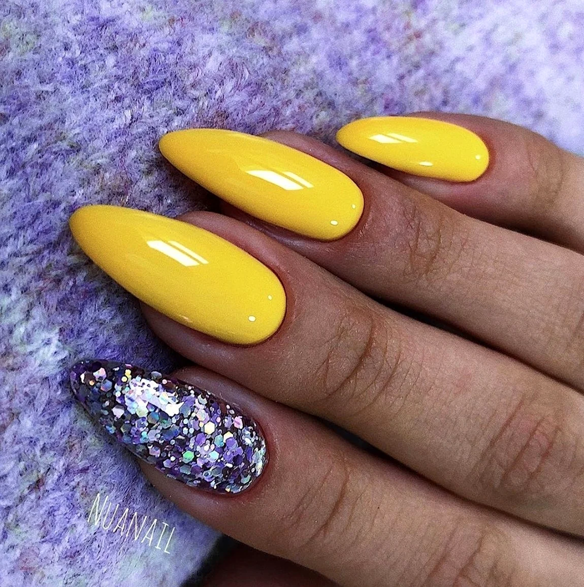 Маникюр желтый с блестками