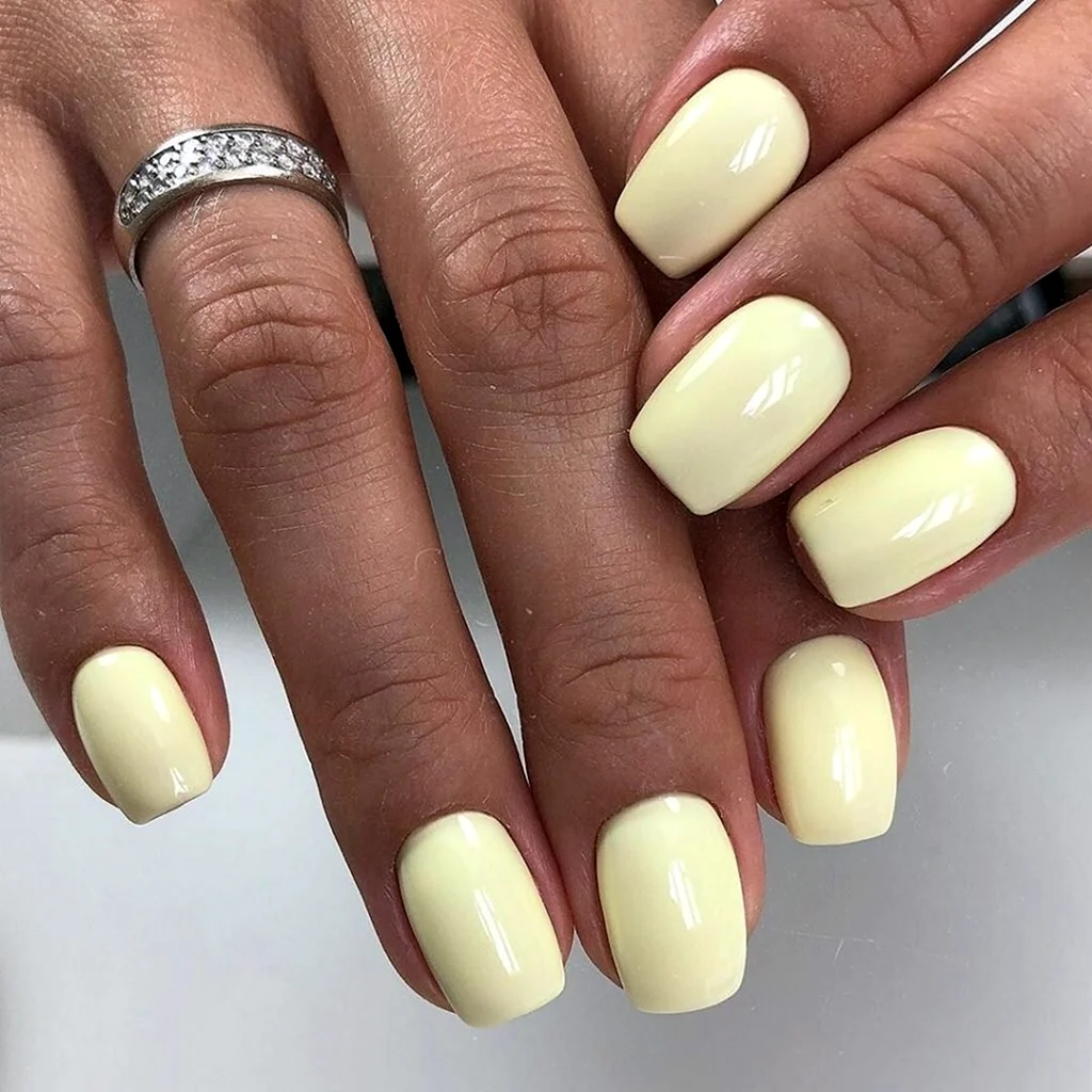 Бледно желтый маникюр