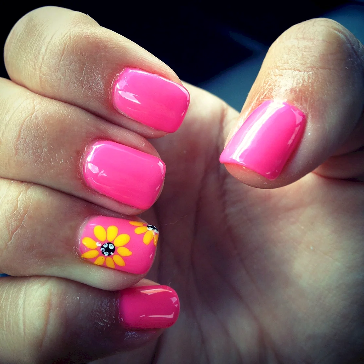 Маникюр жёлтый с розовым