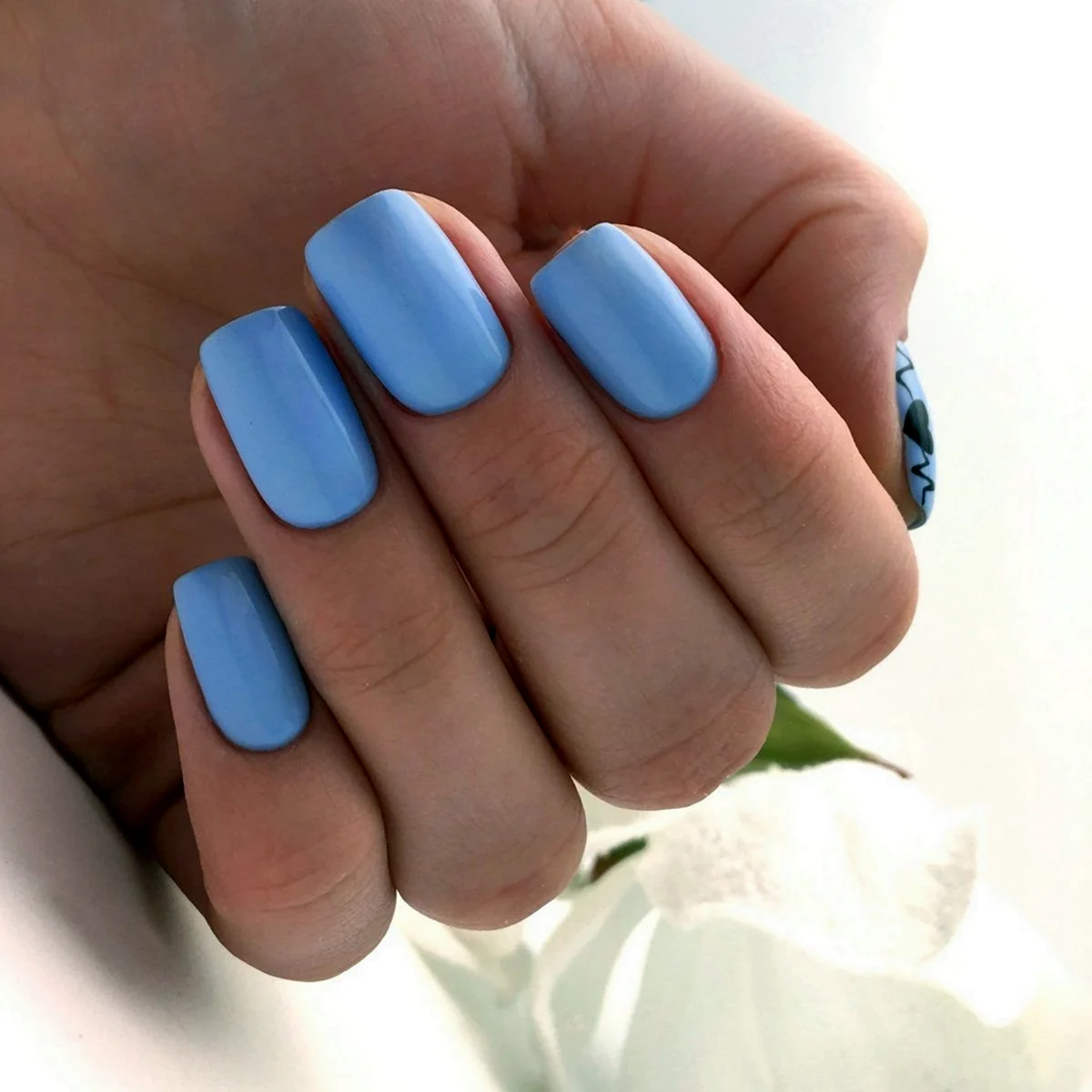 Голубой маникюр 2021