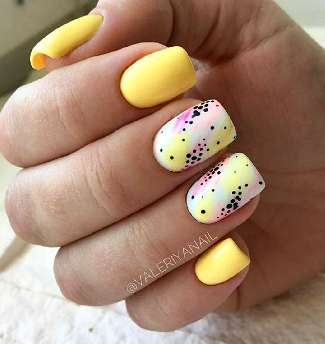 Маникюр в нежно желтых тонах