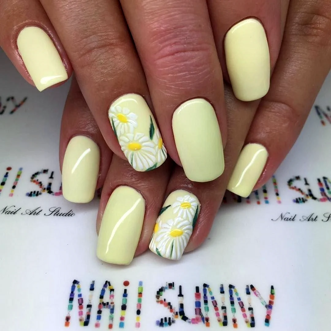 Бледно желтый маникюр