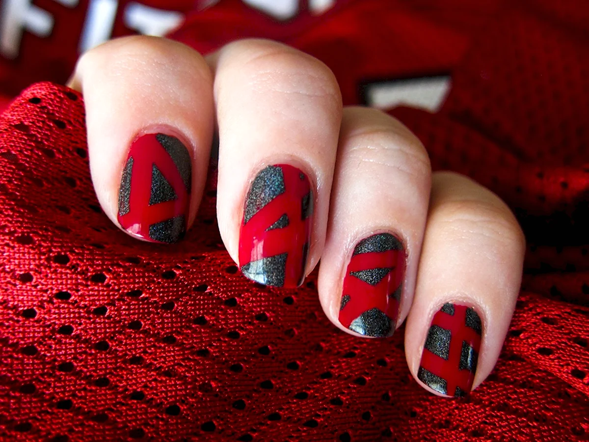 Маникюр серый с красным