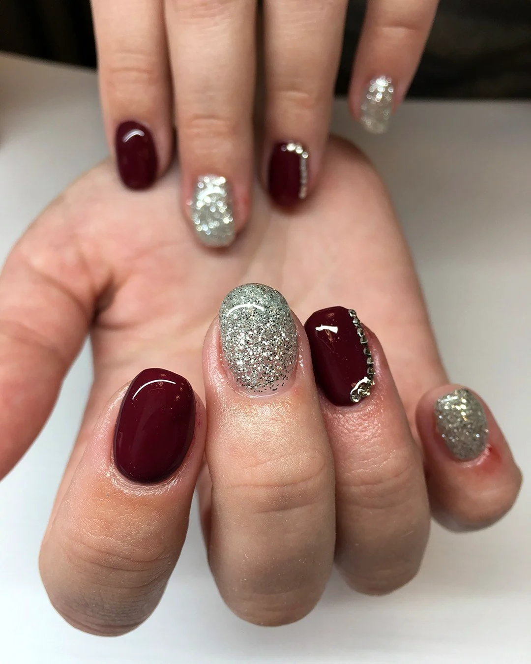 Маникюр бордовый с серебром