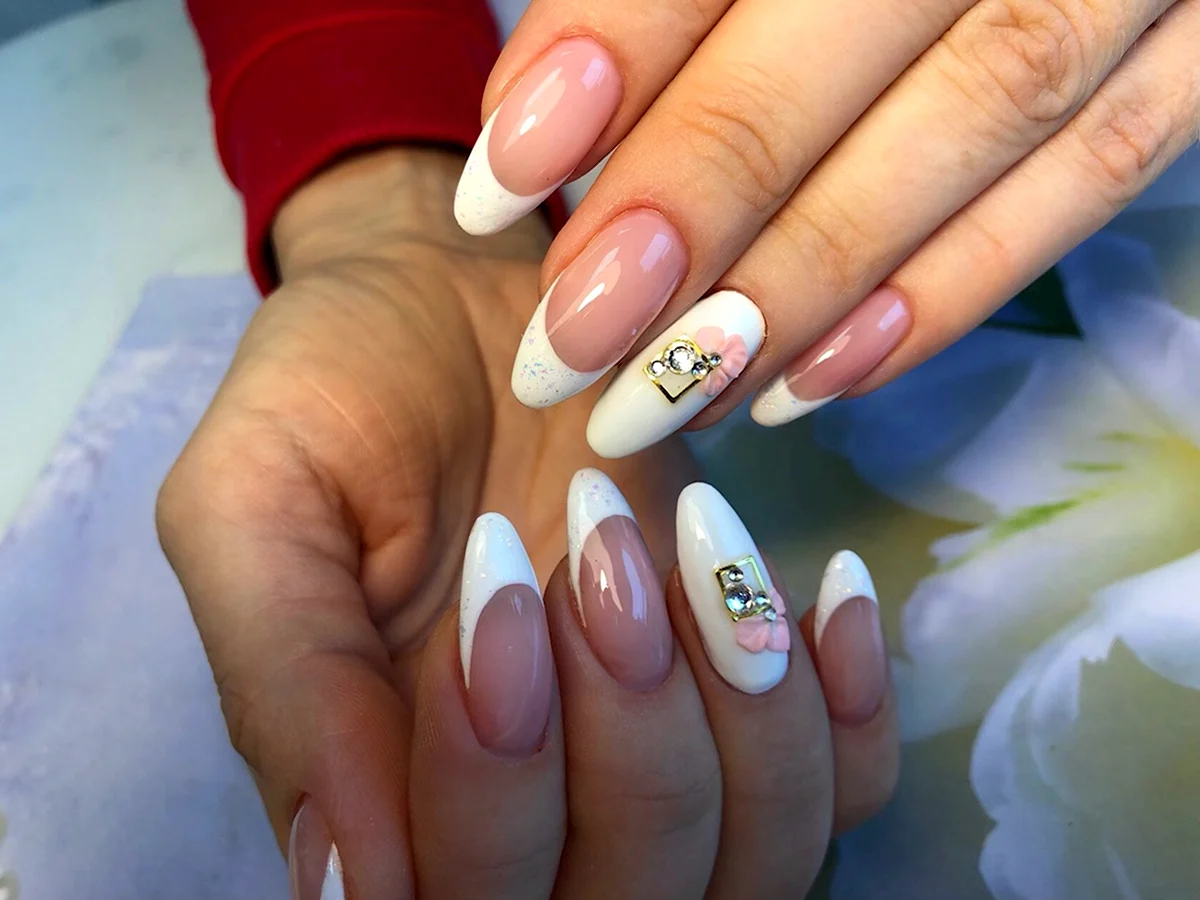 Маникюр лето 2022 Миндальная форма френч