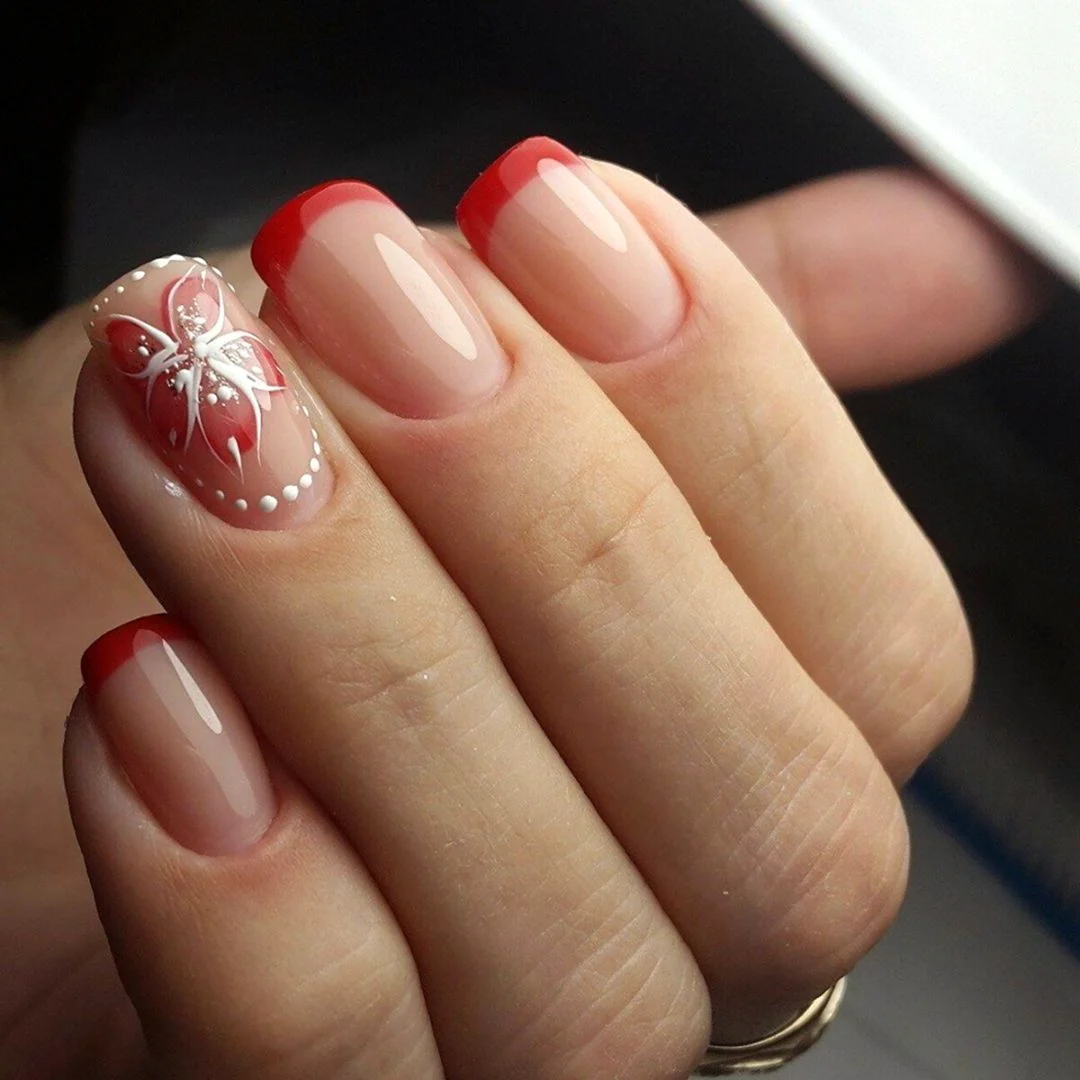 Красный френч на ногтях