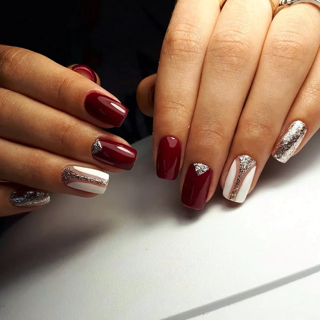 Маникюр бордовый с серебром