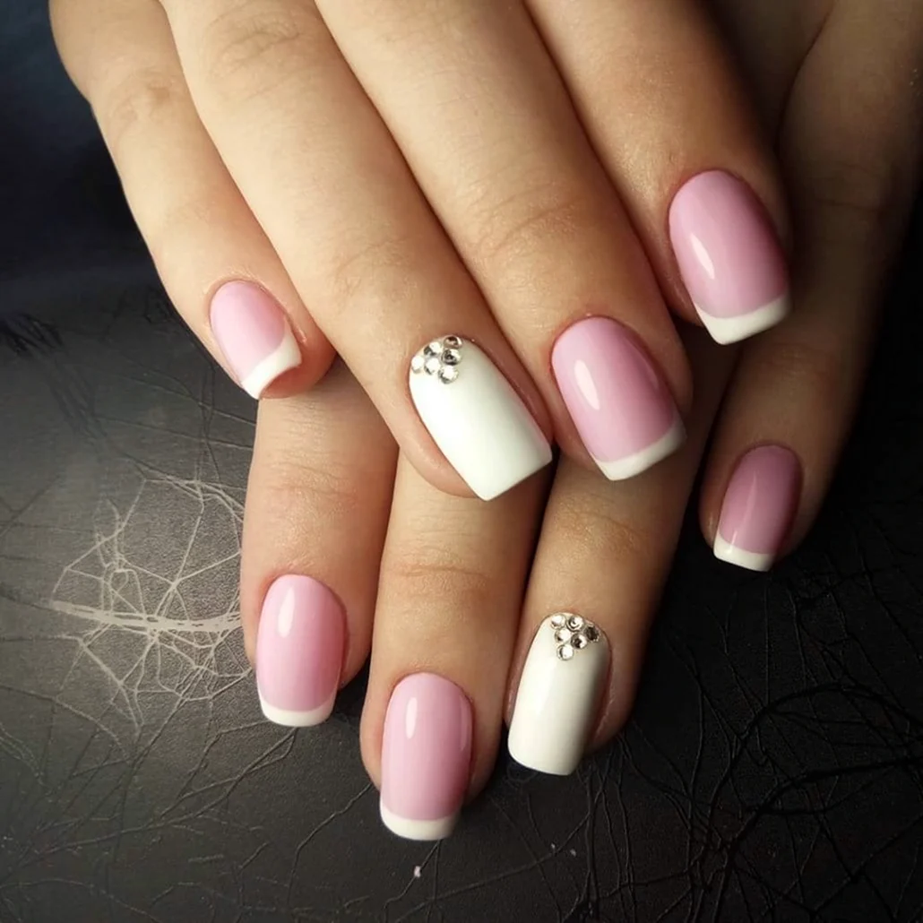 Летние ногти нежные белые квадрат