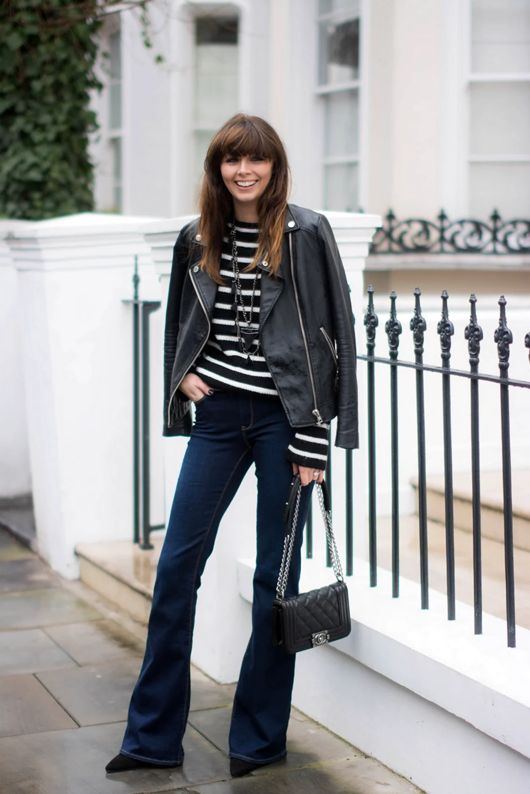 Джинсы клеш с каблуками