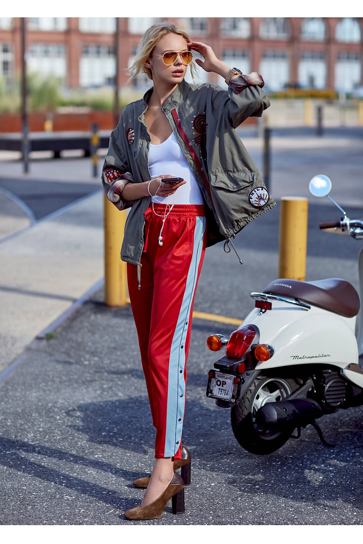 Стрит стайл брюки с лампасами