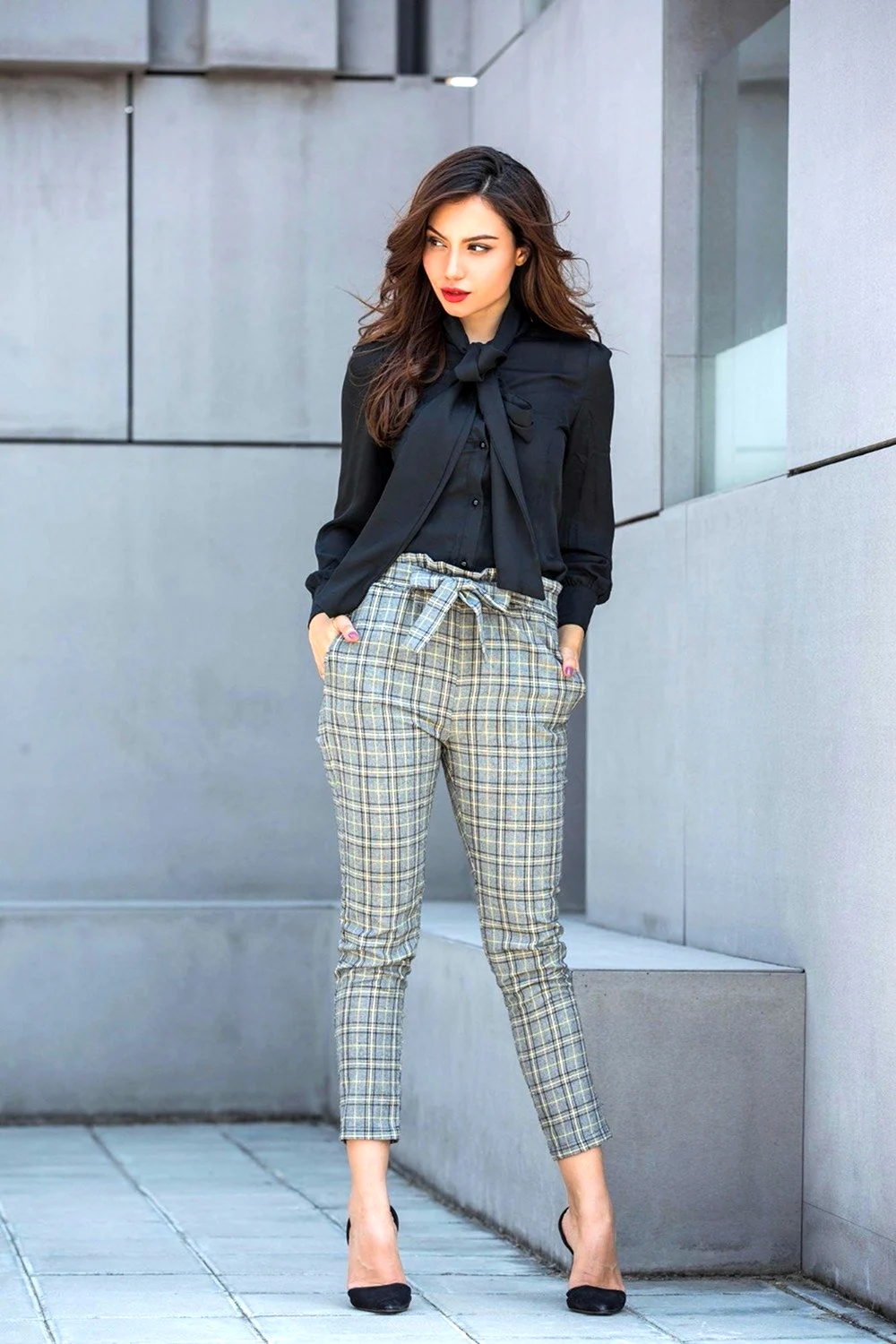 Образы с клетчатыми брюками женщине