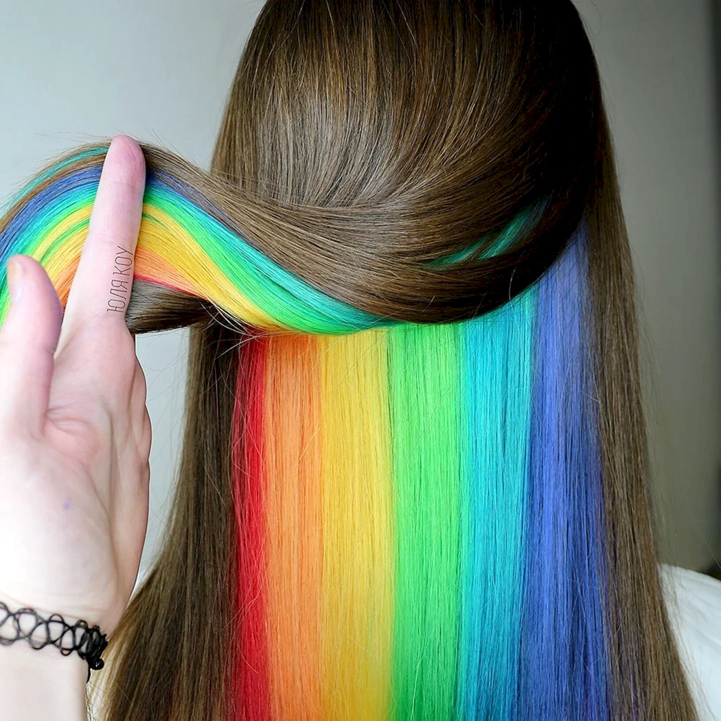 Радужное окрашивание под волосами