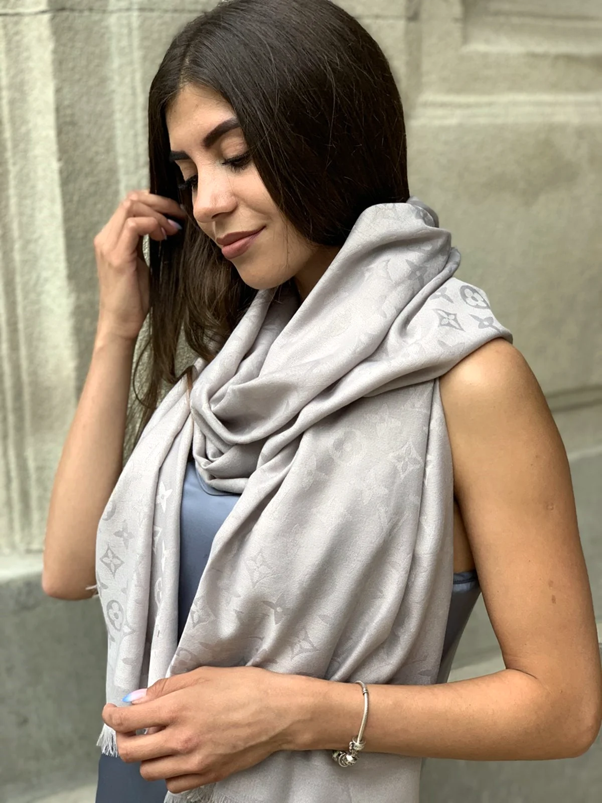 Платок Луи Виттон серый