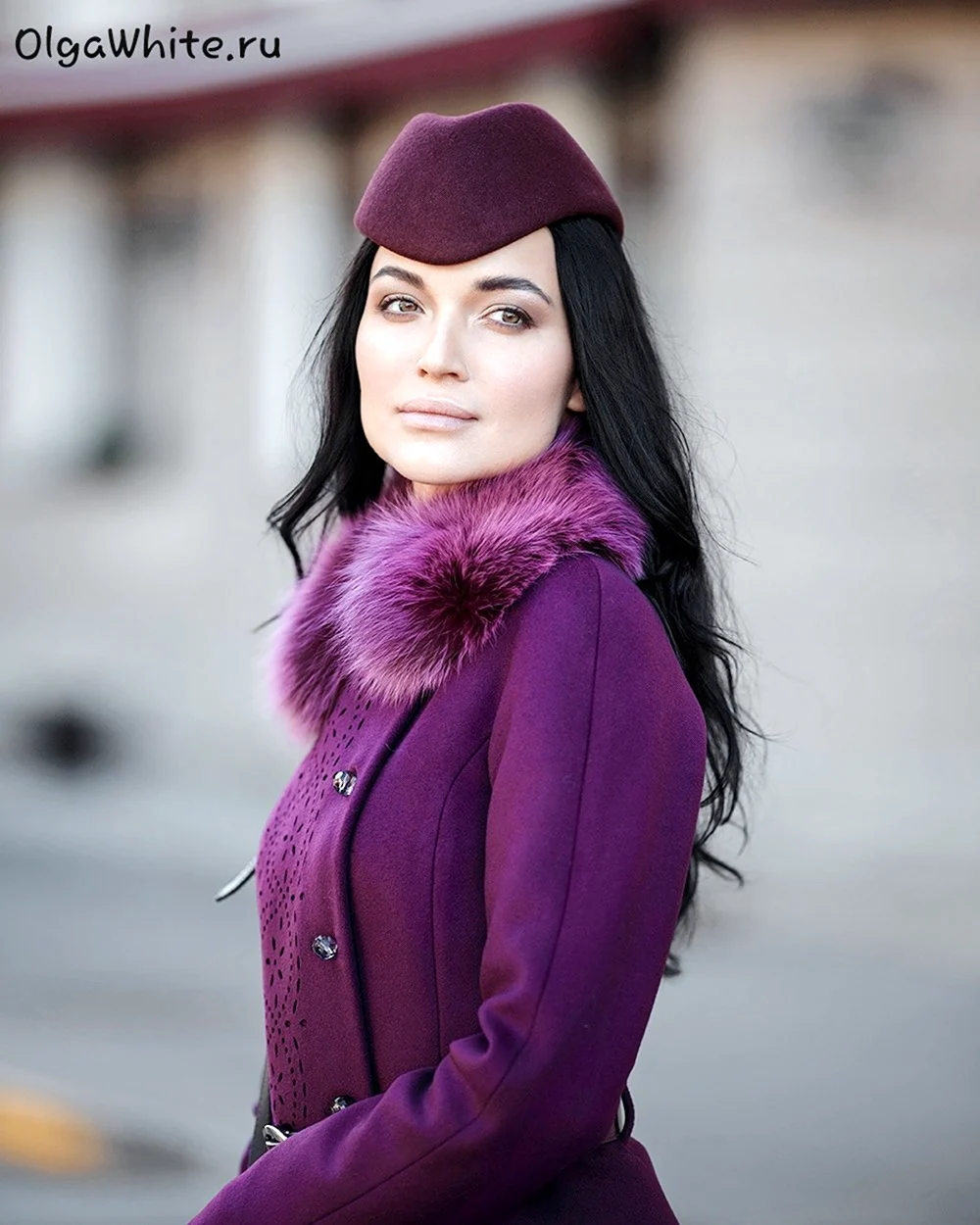 Головной убор к пальто цвета фуксии