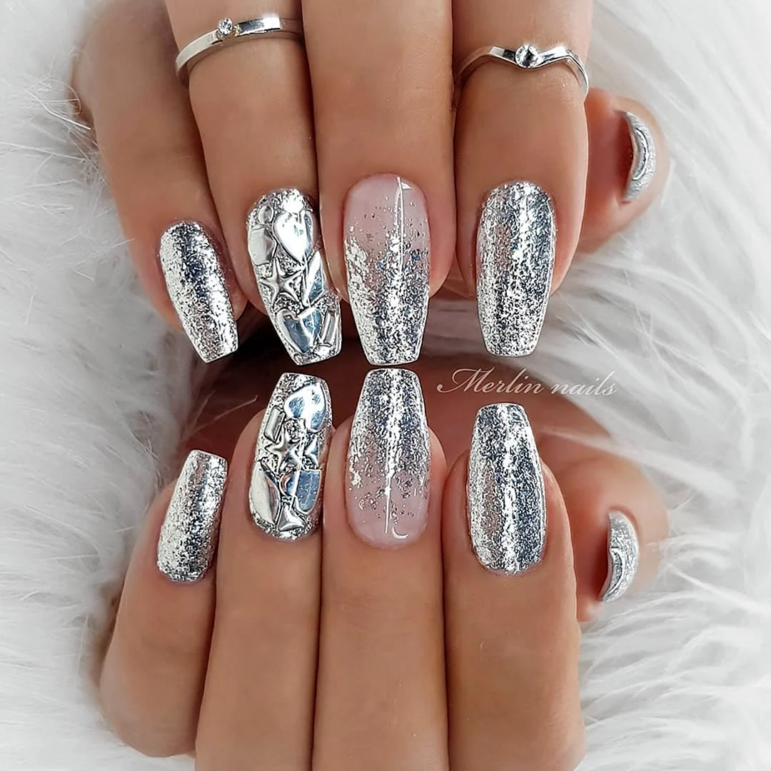 Серебристый маникюр