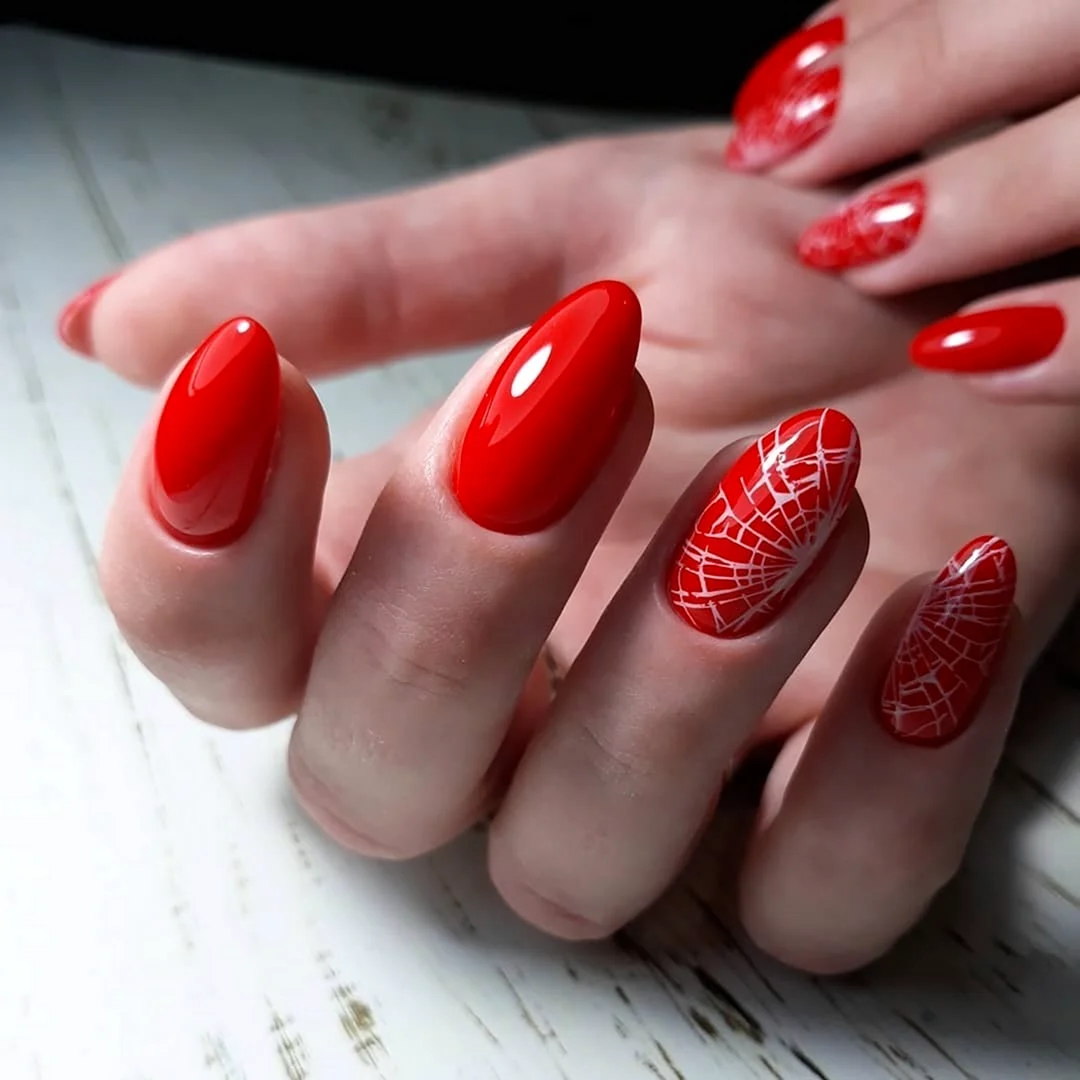 Красные ногти 2022