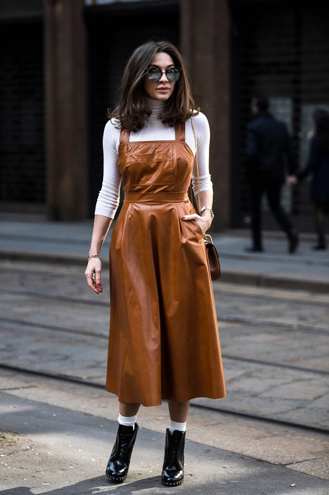 Кожаный сарафан с водолазкой тренд 2021