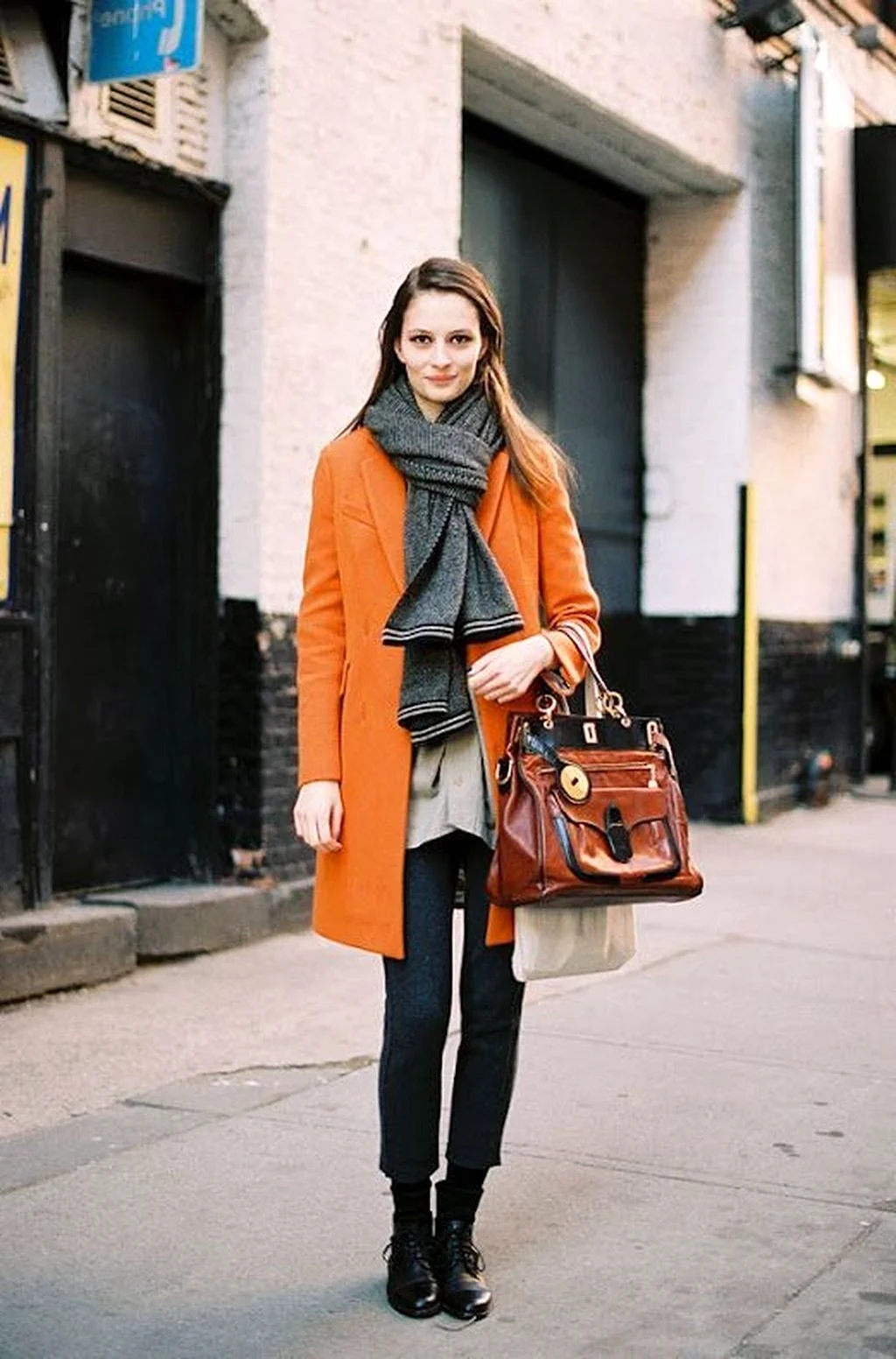Рыжее пальто с шарфом