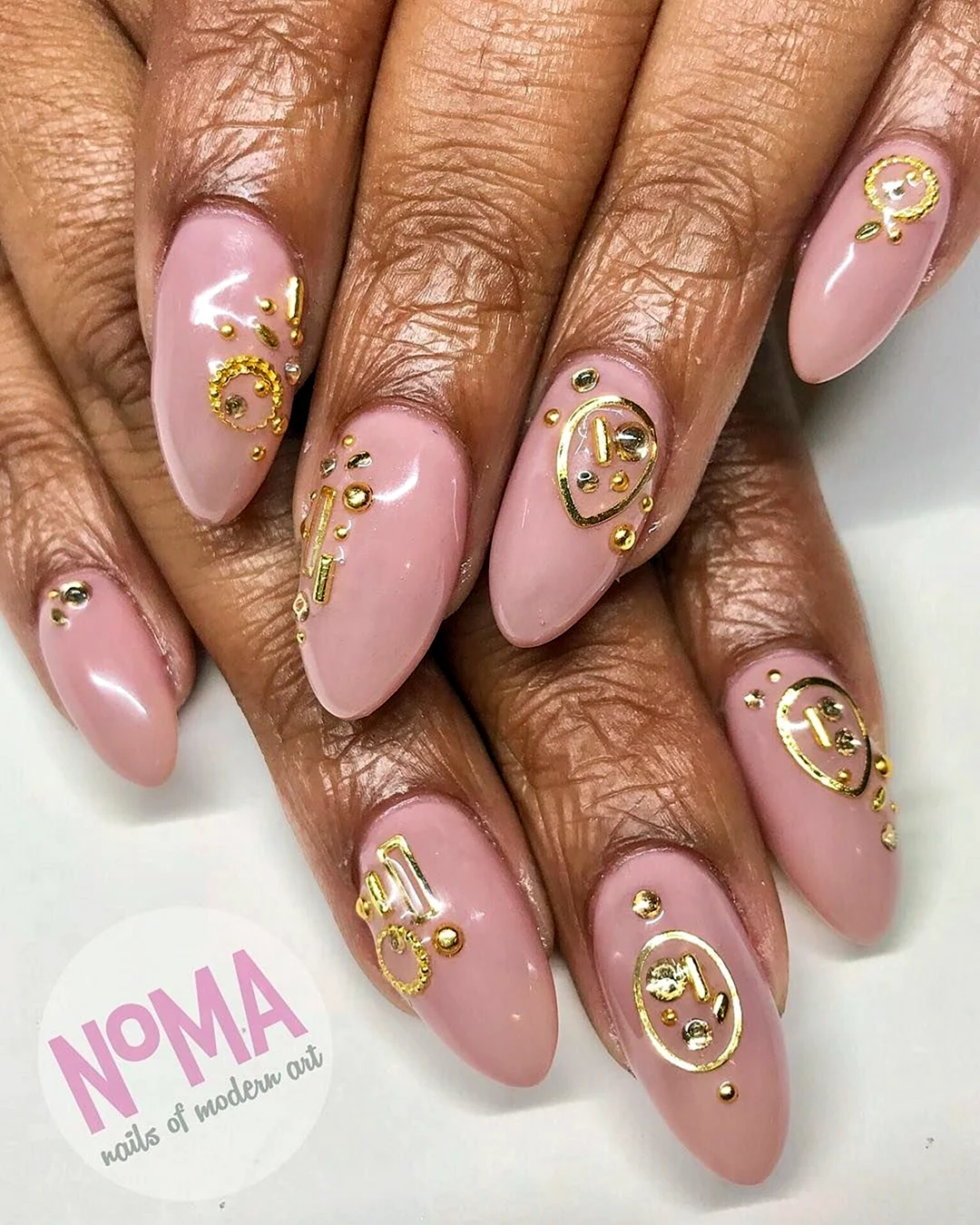 Маникюр розовый с золотом