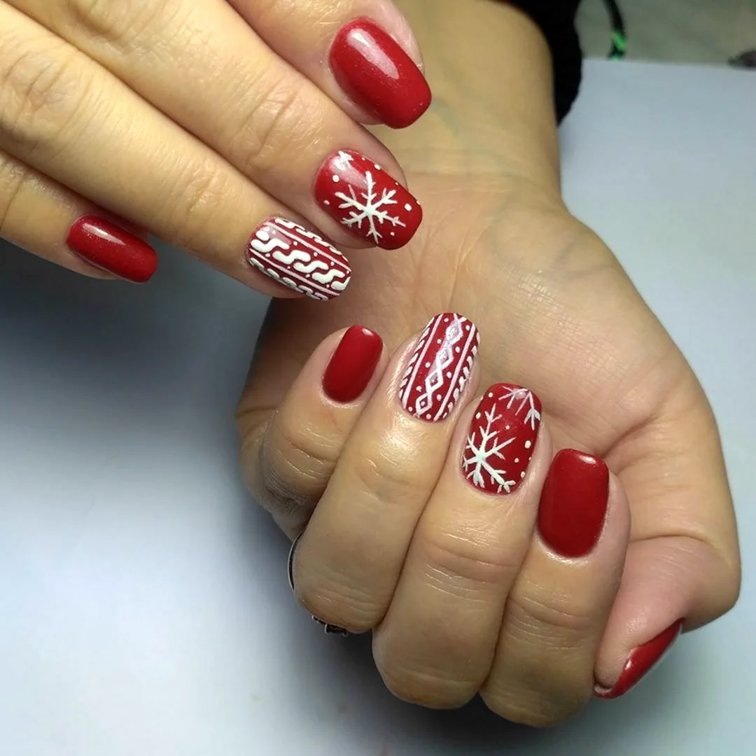 Красные ногти со снежинками