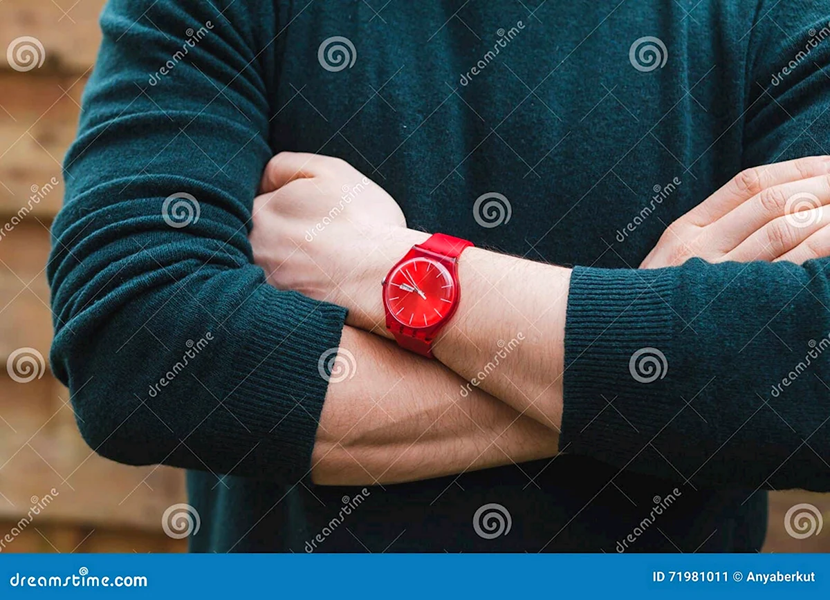 Красные часы на руке