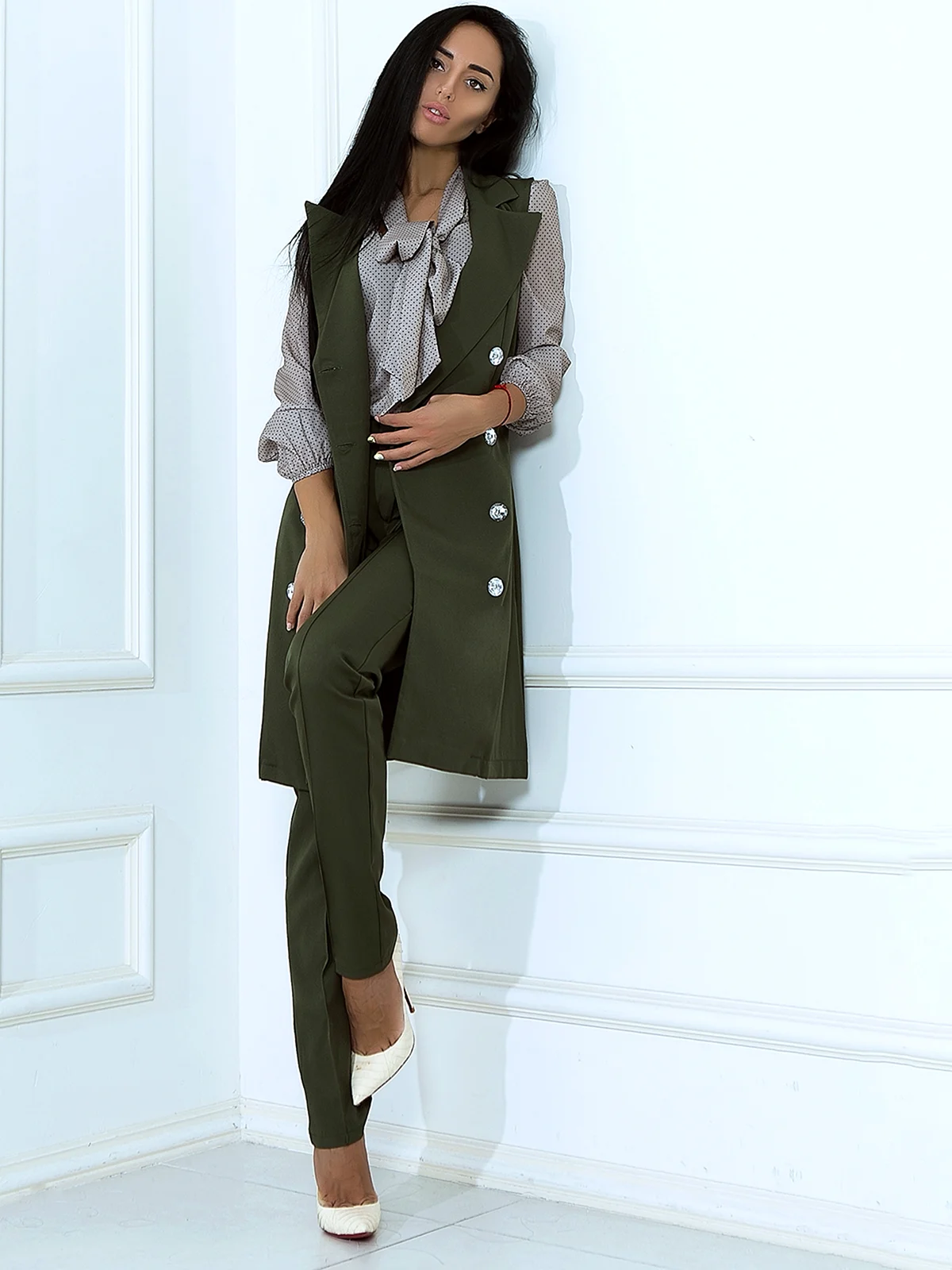 Брючный костюм с длинной жилеткой