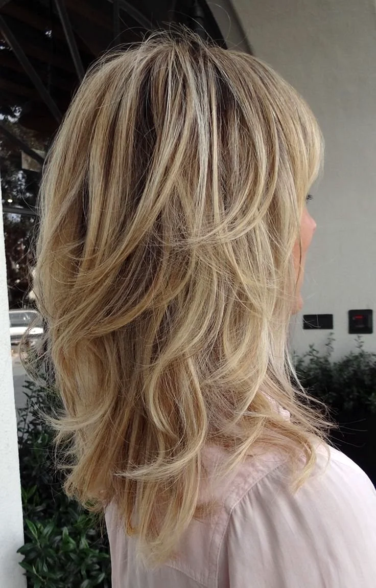 Стрижка слоями на средние волосы