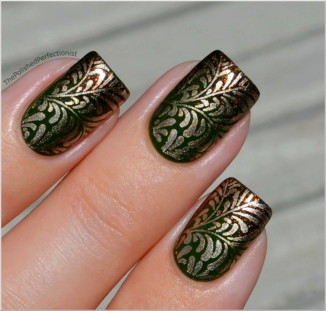 Маникюр золотой стемпинг