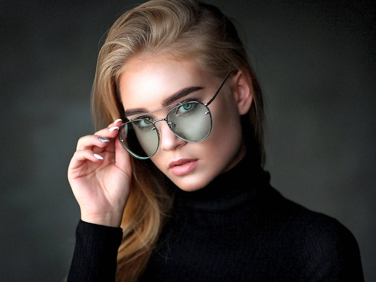 Красивые женщины в очках