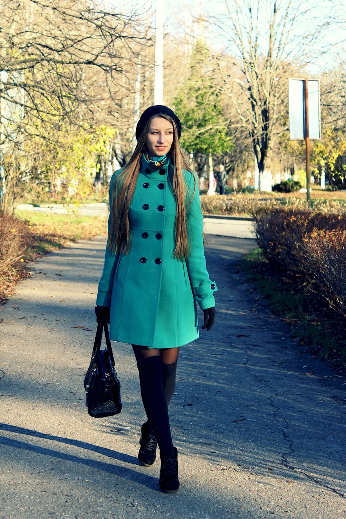 Девушка в бирюзовом пальто