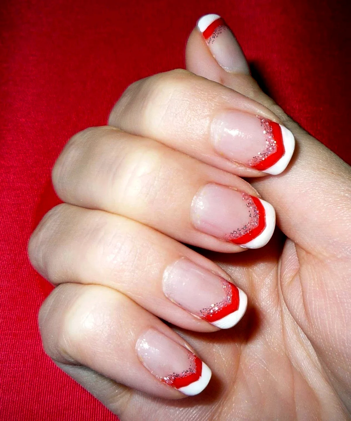Красный френч маникюр 2022