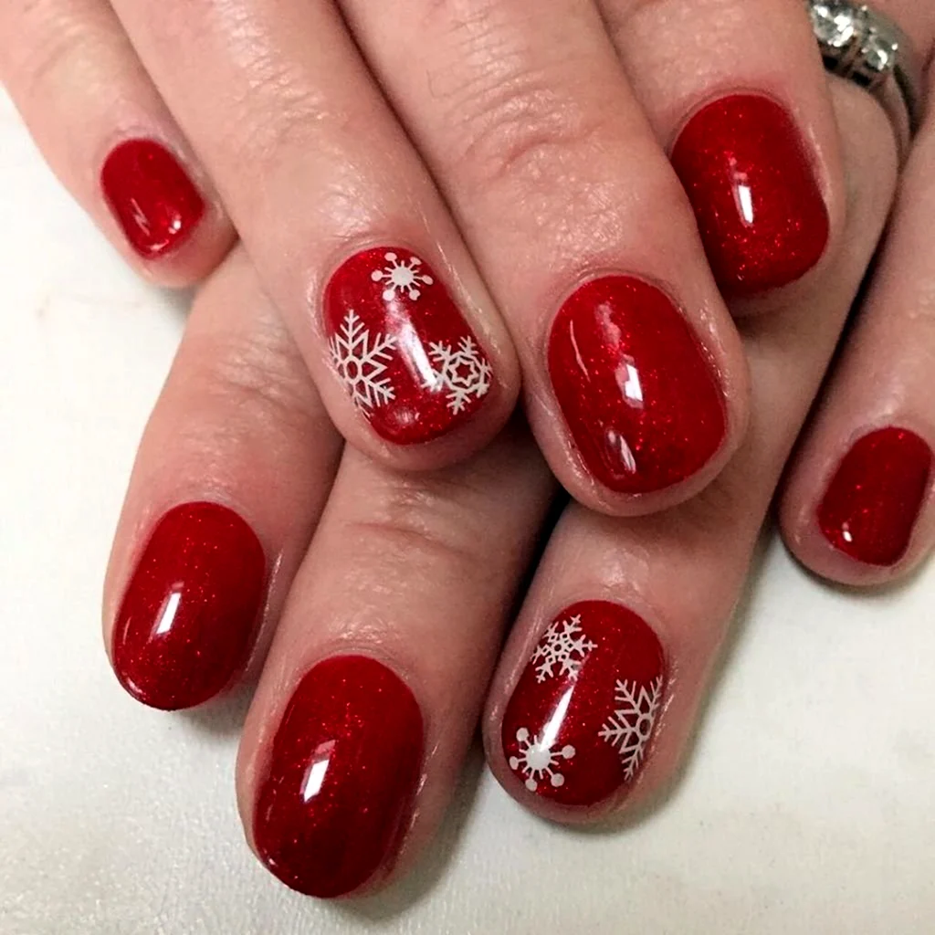 Красные ногти со снежинками