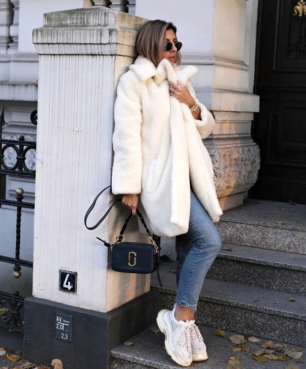 Сумка к белой шубе