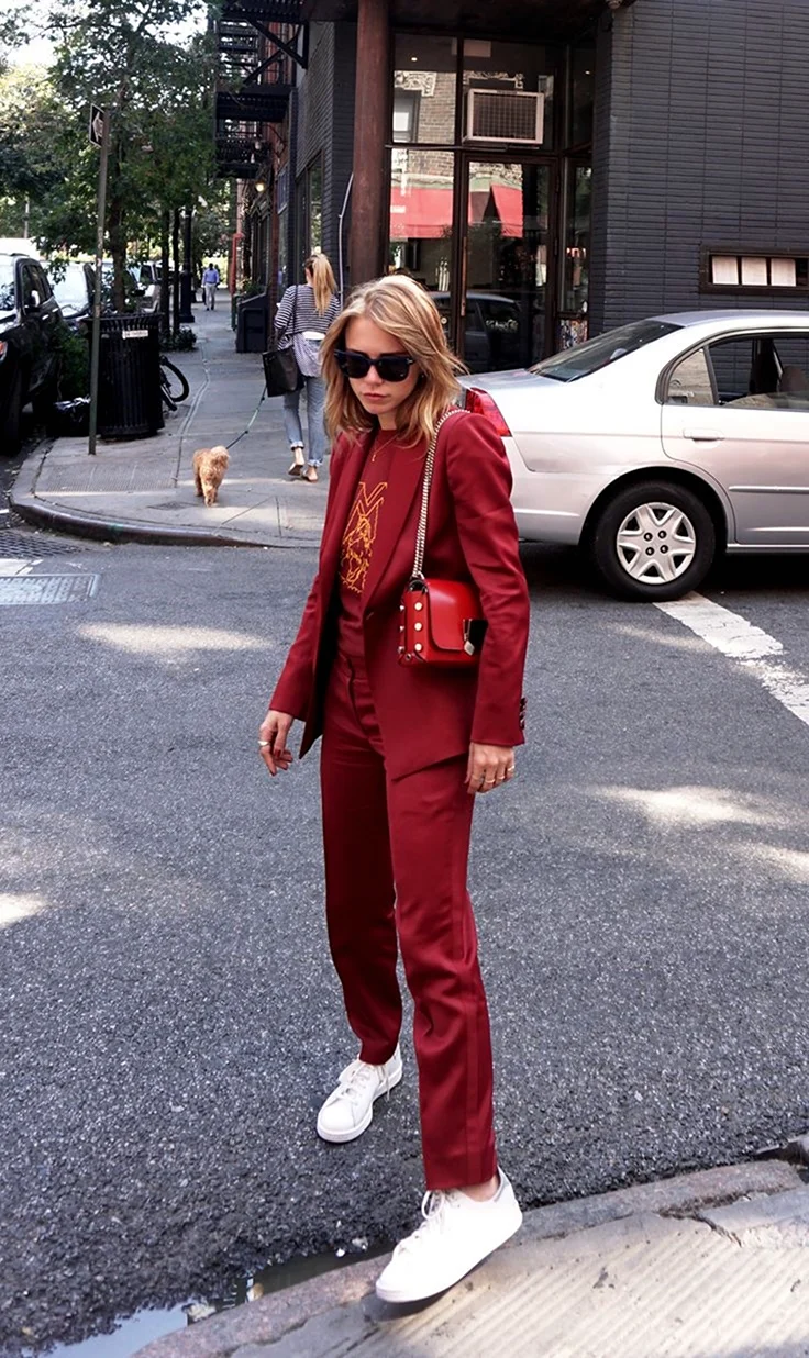 Красный брючный костюм с кроссовками